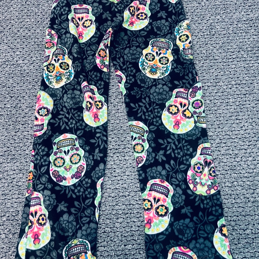 Colorful Skull Patterned Beanie - Picture 11 of 11